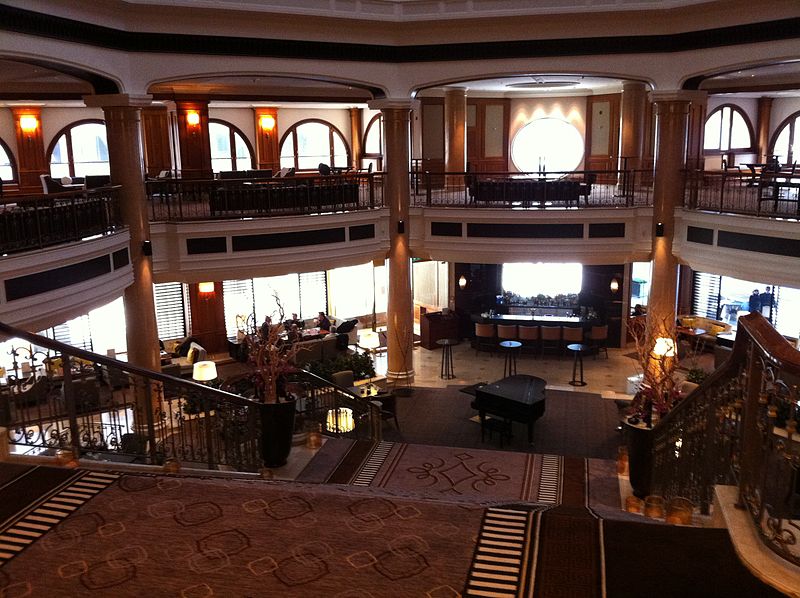 800px-Lobby_Treppe_Hotel_Westin_Grand_Berlin